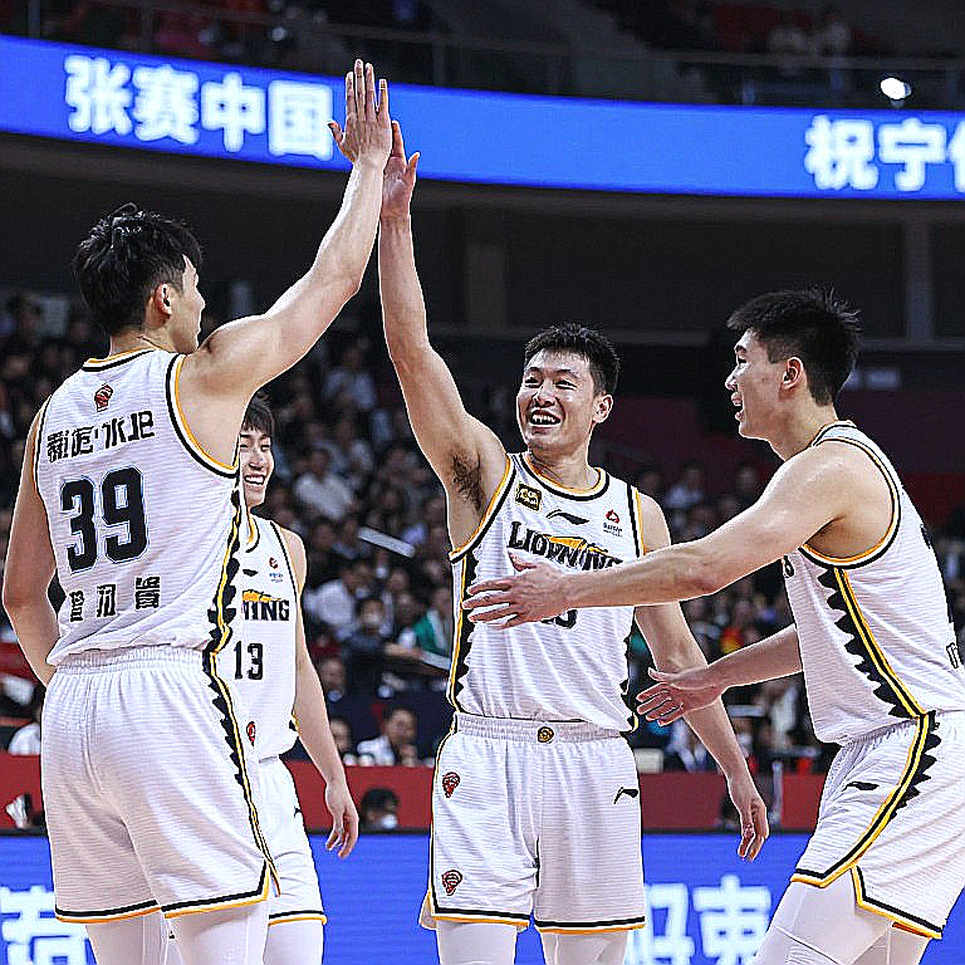 Curry dự trận mở màn gặp Lakers, nhưng Golden State đang khuyết ba trụ cột