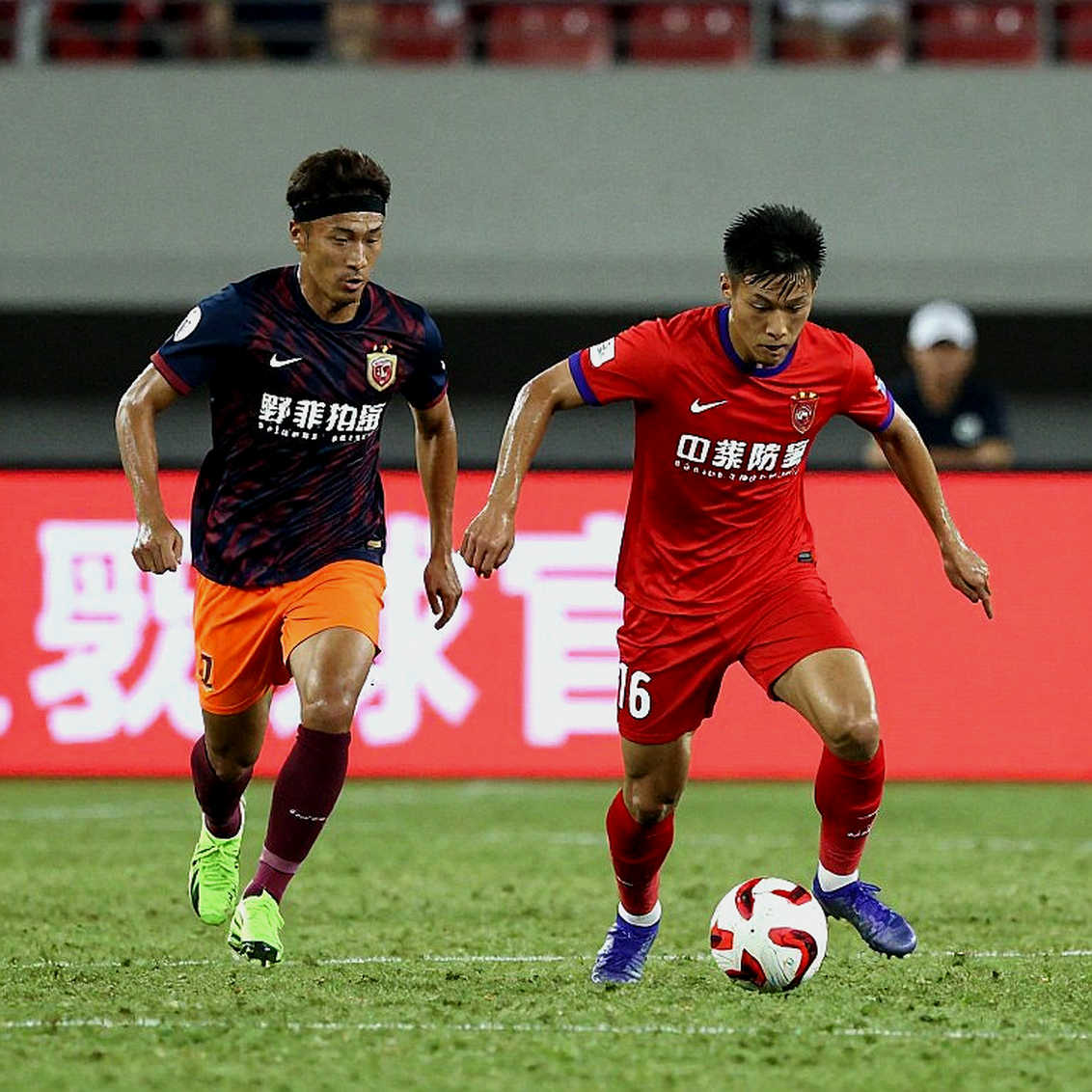 VAR ở V.League: Bàn thắng bị truất, luật đúng nhưng người xem đứng ngồi không yên VAR ở V.League: Bàn thắng bị truất, luật đúng nhưng người xem đứng ngồi không yên
